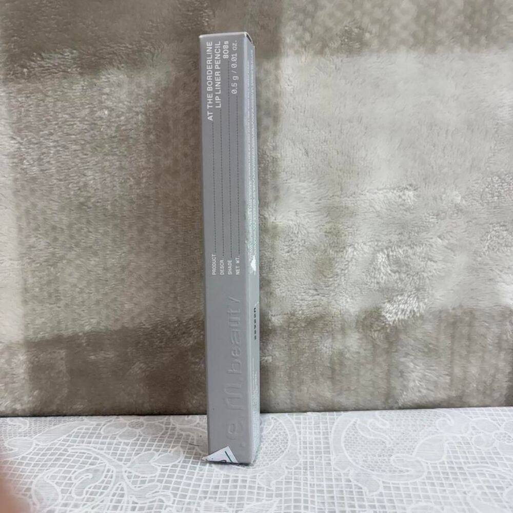 At the borderline lip liner